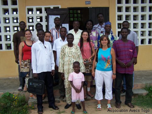 Moment d`échange entre l`équipe pédagogique d`une école primaire, les membres d`AVECS Togo et les bénévoles en mission